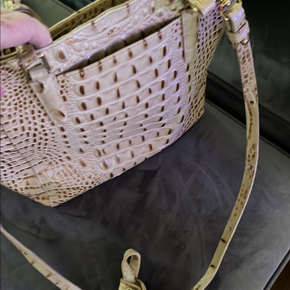 Elegant Cream Crocodile-Embossed Tote Bag - Picture 4 of 4